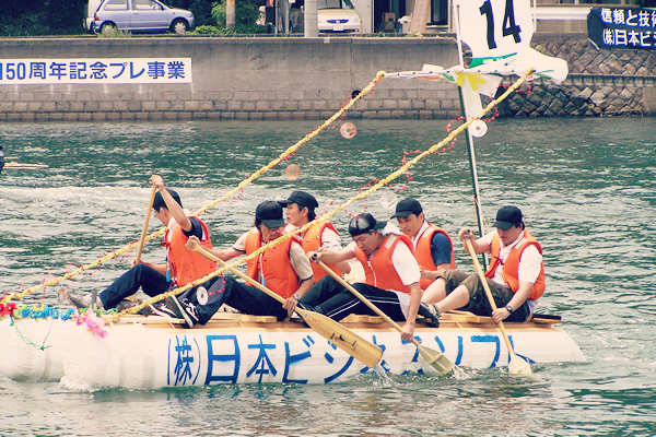 いかだ大会の風景